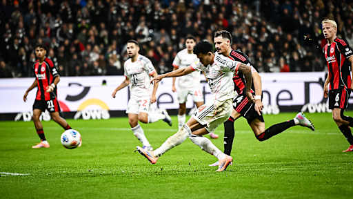 Luis Díaz trifft zum 3:0 während des Gastspiels des FC Bayern bei Eintracht Frankfurt