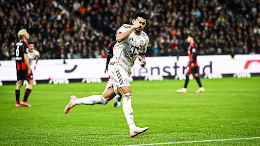 Luis Díaz bejubelt den Treffer zum 3:0 während des Gastspiels des FC Bayern bei Eintracht Frankfurt