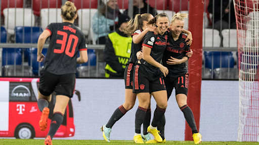 Klara Bühl und Lea Schüller bejubeln ein Tor im Duell mit dem FC Barcelona.