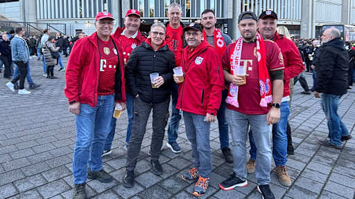 Eine Gruppe Fans steht vor dem Waldstadion in Frankfurt