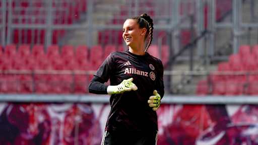 Ena Mahmutovic vor der Partie bei RB Leipzig lächelnd.