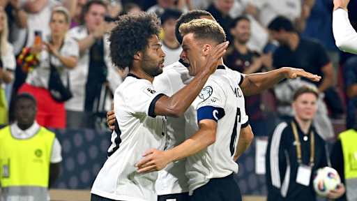 Serge Gnabry jubelt mit Joshua Kimmich nach dem 1:0 gegen Nordirland für die deutsche Nationalmannschaft.