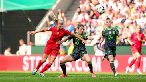 Pernille Harder und Kathi Hendrich im Zweikampf im Zuge des DFB-Pokal-Endspiels 2024.