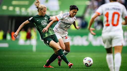 Momoko Tanikawa im Zweikampf während des Auswärtsspiels der FC Bayern Frauen in der Google Pixel Frauen-Bundesliga beim VfL Wolfsburg