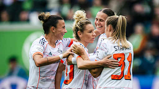 Arianna Caruso, Linda Dallmann und Klara Bühl jubeln während des Auswärtsspiels der FC Bayern Frauen in der Google Pixel Frauen-Bundesliga beim VfL Wolfsburg