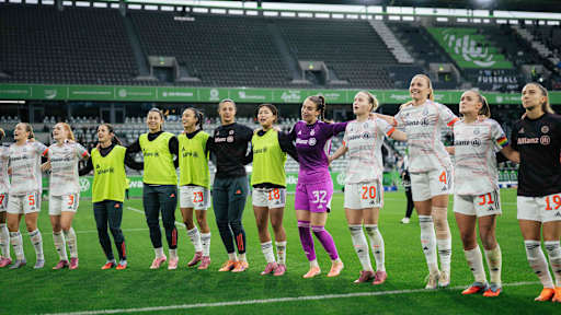 Die FC Bayern Frauen bejubeln den Sieg in Wolfsburg