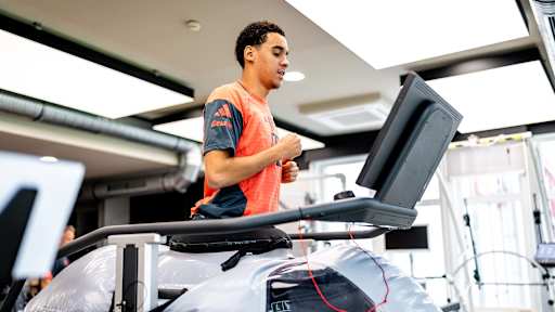 Jamal Musiala läuft im Trainingszentrum des FC Bayern auf dem Alter-G im Zuge seiner Reha