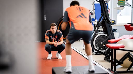 Simon Martinello beobachtet Jamal Musiala im Trainingszentrum des FC Bayern bei Stabilitätsübungen im Zuge seiner Reha