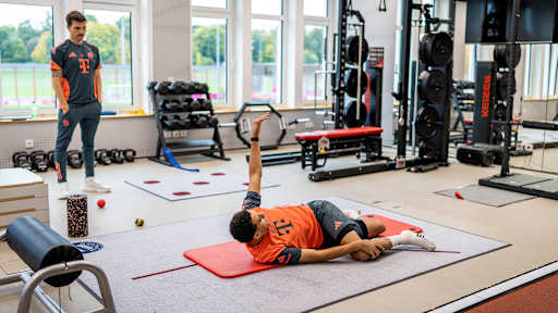 Jamal Musiala macht im Trainingszentrum des FC Bayern Stabilitätsübungen im Zuge seiner Reha