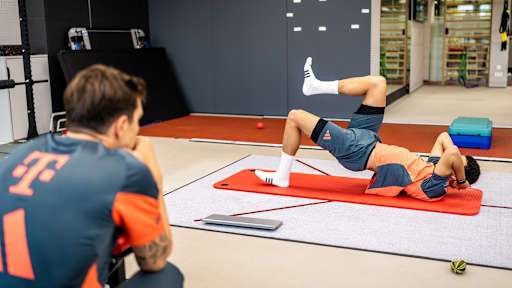 Jamal Musiala macht im Trainingszentrum des FC Bayern Stabilitätsübungen im Zuge seiner Reha