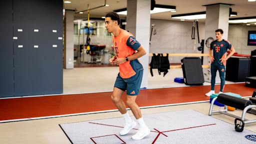 Jamal Musiala macht im Trainingszentrum des FC Bayern Übungen im Zuge seiner Reha