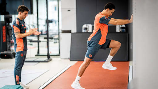Jamal Musiala macht im Trainingszentrum des FC Bayern Stabilitätsübungen im Zuge seiner Reha
