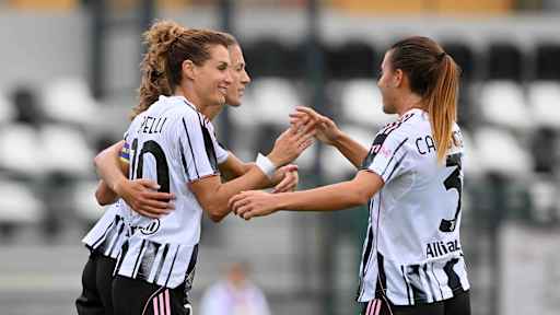 Nach einem Tor jubeln die Spielerinnen von Juventus Turin