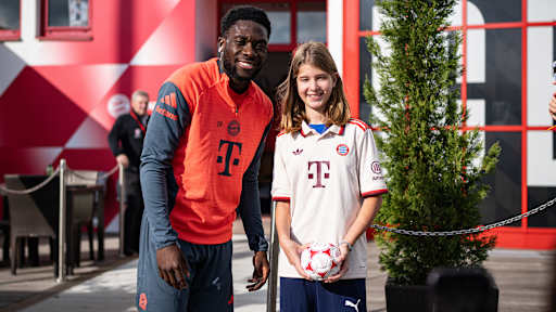 Alphonso Davies posiert für ein Foto im öffentlichen Training des FC Bayern