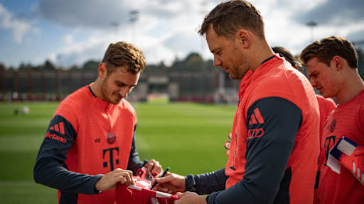 Manuel Neuer und Josip Stanisic unterschreiben Autogramme im öffentlichen Training des FC Bayern