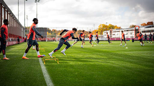 Spieler bei Sprintübungen im öffentlichen Training des FC Bayern