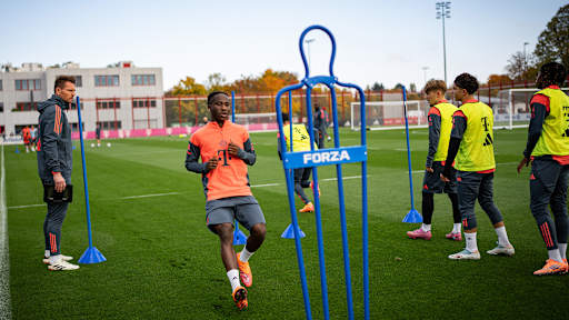 Spieler bei Laufübungen im öffentlichen Training des FC Bayern