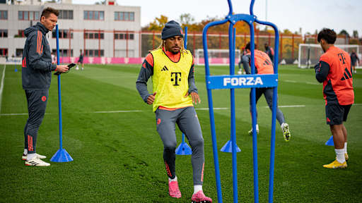 Sacha Boey bei Laufübungen im Training des FC Bayern