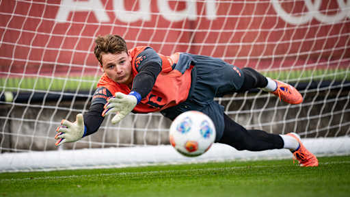 Jonas Urbig pariert einen Ball im öffentlichen Training des FC Bayern
