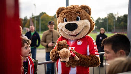 Maskottchen Berni schreibt Autogramme im öffentlichen Training des FC Bayern