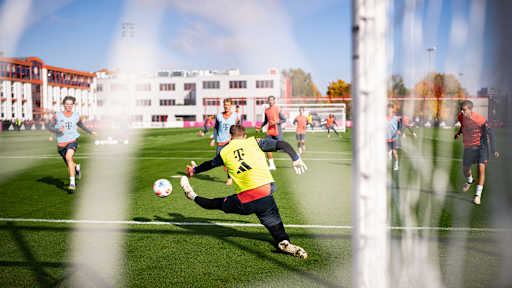 Manuel Neuer reckt sich nach einem Torschuss im öffentlichen Training des FC Bayern