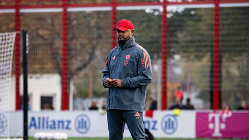 Coach Vincent Kompany beobachtet das Geschehen im öffentlichen Training des FC Bayern