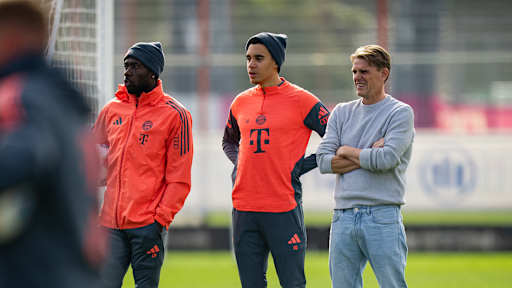 Alphonso Davies, Jamal Musiala und Christph Freund beobachten das Geschehen im öffentlichen Training des FC Bayern