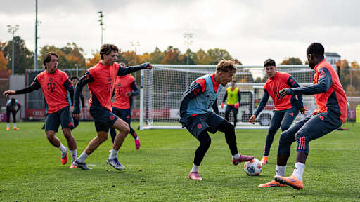 Lennart Karl im Zweikampf im öffentlichen Training des FC Bayern