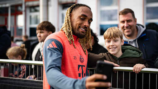 Sacha Boey macht macht Selfies mit Fans im öffentlichen Training des FC Bayern