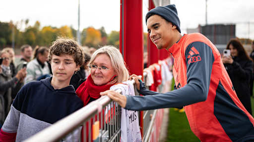 Jamal Musiala macht Selfies mit Fans im öffentlichen Training des FC Bayern
