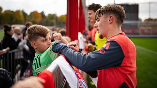Lennart Karl schreibt Autogramme im öffentlichen Training des FC Bayern