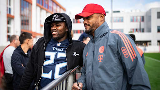 Vincent Kompany macht Selfies mit Fans im öffentlichen Training des FC Bayern