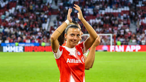 Arianna Caruso klatschend nach dem Duell der FC Bayern Frauen gegen Leverkusen in der Allianz Arena.