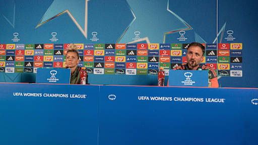 Linda Dallmann und José Barcala bei der Pressekonferenz