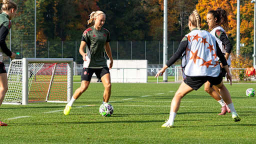 Pernille Harder im Training mit dem Ball am Fuß.