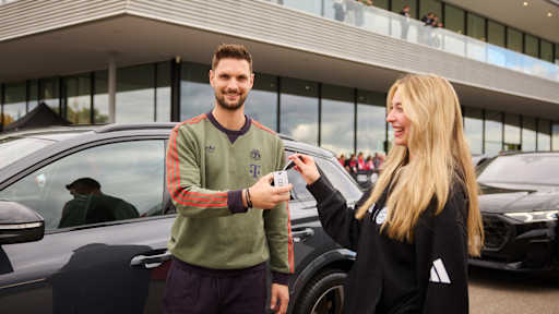 Sven Ulreich bekommt den Schlüssel für seinen neuen Audi überreicht