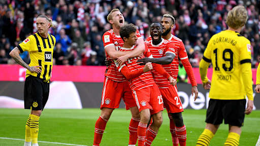 Dayot Upamecano und Teammkollegen des FC Bayern jubeln nach einem Tor gegen Borussia Dortmund