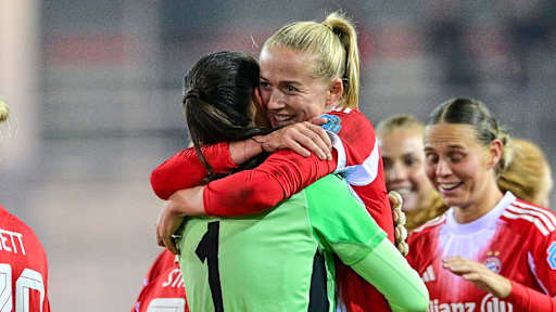 Lea Schüller und Mala Grohs bejubeln den Sieg über Juventus Turin und umarmen sich.