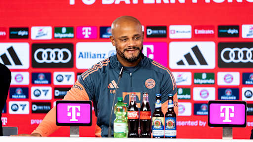 Vincent Kompany beobachtet das Training des FC Bayern