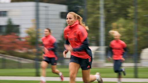 Glódís Perla Viggósdóttir während einer Trainingseinheit der FC Bayern Frauen.