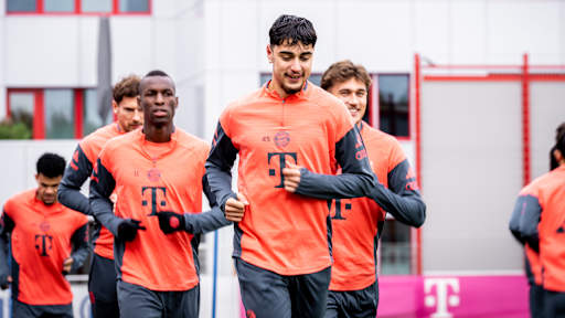 Aleksandar Pavlovic beim Warmlaufen im Training des FC Bayern vor dem Spitzenspiel gegen Dortmund