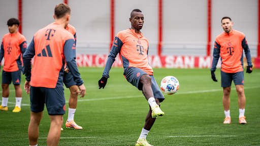 Nicolas Jackson jongliert mit dem Ball im Training des FC Bayern vor dem Spitzenspiel gegen Dortmund