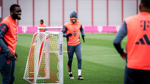 Sacha Boey lacht im Training des FC Bayern vor dem Spitzenspiel gegen Dortmund