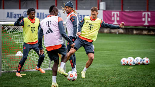 Joshua Kimmich im Zweikampf mit Nicolas Jackson im Training des FC Bayern vor dem Spitzenspiel gegen Dortmund