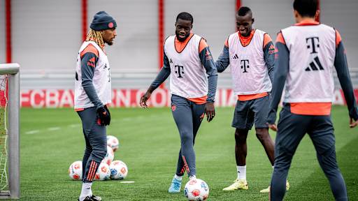 Dayot Upamecano am Ball im Training des FC Bayern vor dem Spitzenspiel gegen Dortmund