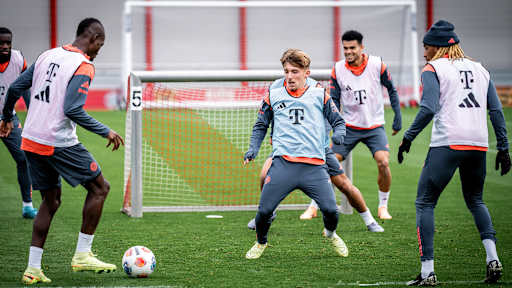 Lennart Kael attackiert Nicolas Jackson im Training des FC Bayern vor dem Spitzenspiel gegen Dortmund