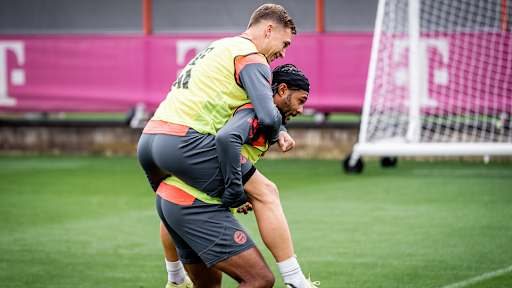 Serge Gnabry nimmt Joshua Kimmich Huckepack im Training des FC Bayern vor dem Spitzenspiel gegen Dortmund