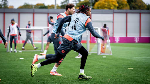 Leon Goretzka und Michael Olise im Laufduell im Training des FC Bayern vor dem Spitzenspiel gegen Dortmund