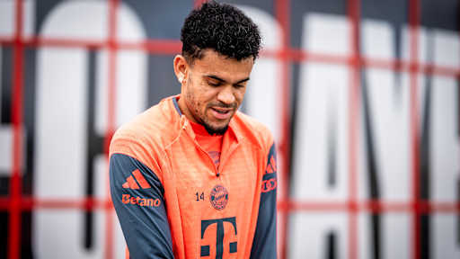 Luis Diaz auf dem Weg zum Rasen vor dem Training des FC Bayern vor dem Spitzenspiel gegen Dortmund
