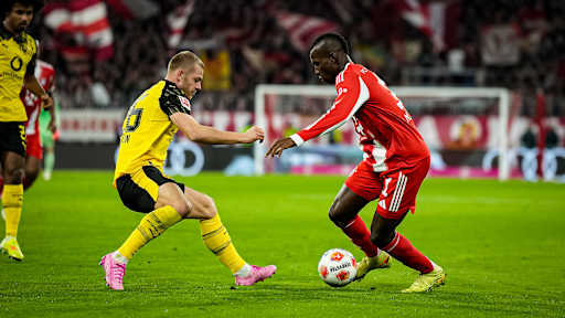 Nicolas Jackson mit Ball am Fuß während des Bundesliga-Heimspiels des FC Bayern gegen Borussia Dortmund